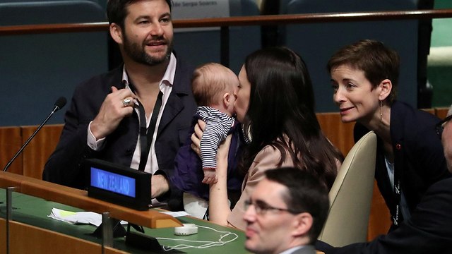 ראש ממשלת ניו זילנד ג'סינדה ארדרן וה תינוקת נב עצרת האו