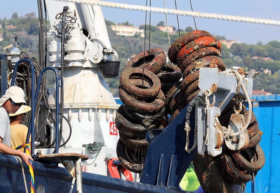 החוף הדרומי של צרפת מוציאה צמיגים מ הים  (צילום: AFP)