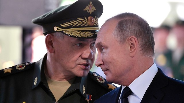 ולדימיר פוטין עם סרגיי שויגו שר ההגנה רוסיה (צילום: AP)