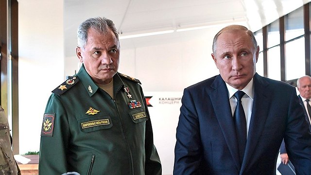 ולדימיר פוטין עם סרגיי שויגו שר ההגנה רוסיה (צילום: AP)
