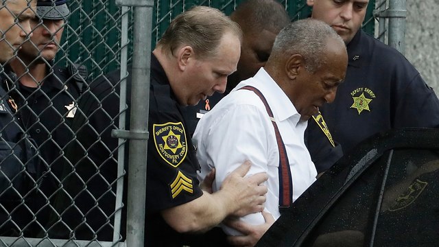 ביל קוסבי בדרך לכלא (AP Images)