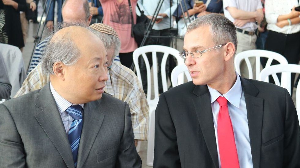 שר התיירות יריב לוין ושגריר סין (צילום: איתי בלומנטל)
