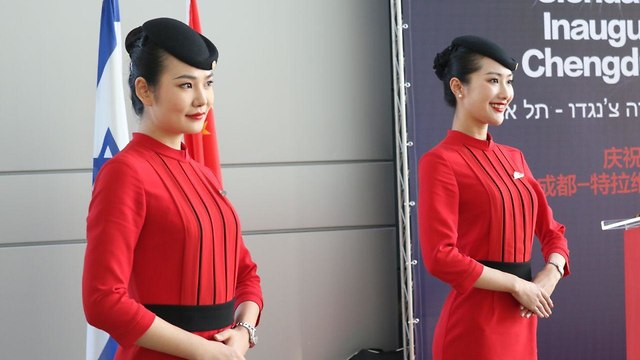 Стюардессы Sichuan Airlines. Фото: Итай Блюменталь
