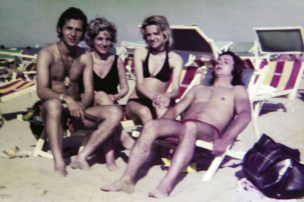 שלום (משמאל) עם אמו ושני חברים בחוף הים באיטליה. "לא הסתדרתי טוב במסגרות, ותמיד ברחתי מבית הספר" (צילום רפרודוקציה: גיל נחושתן)