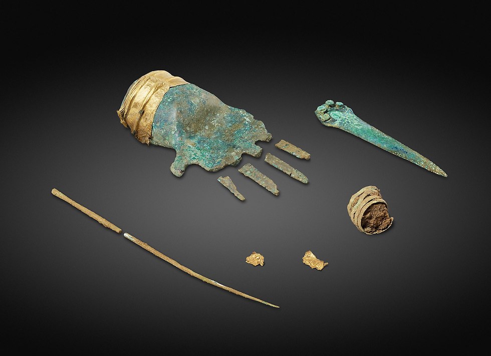 היד מברונזה וממצאים נוספים שהתגלו באזור (צילום: Philippe Jone, השירות הארכיאולוגי של קנטון ברן)