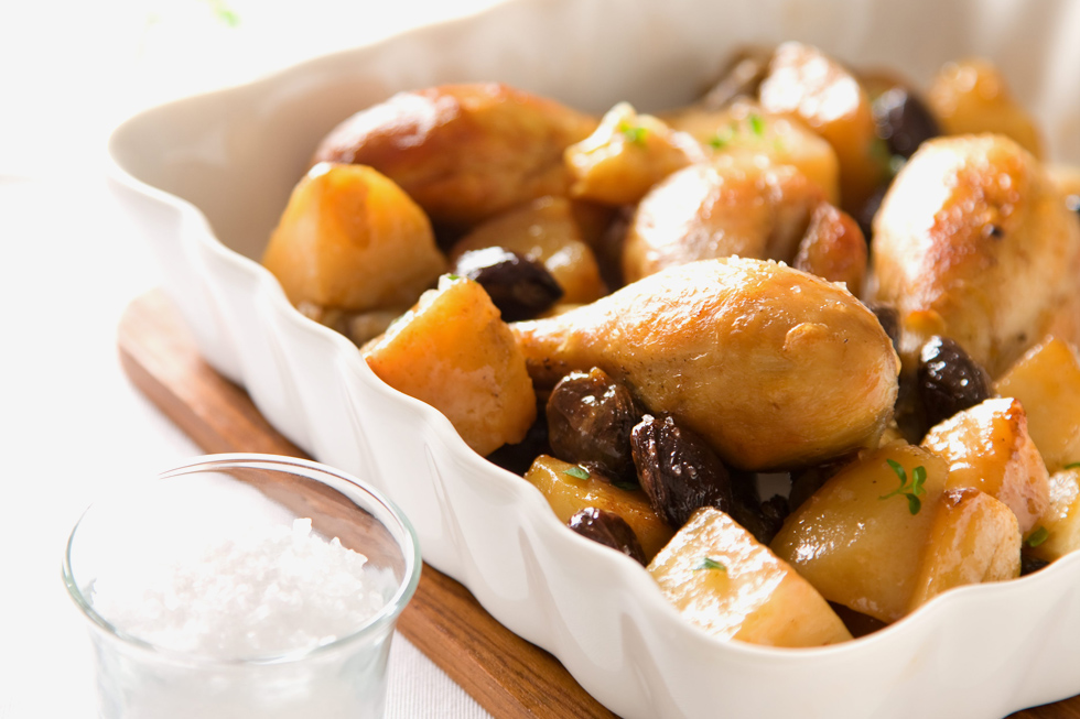 תבשיל עוף עם זיתים ותפוחי אדמה (צילום: דני לרנר, סגנון: פסי ברניצקי)