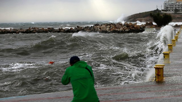 מזג אוויר סוער סערה רוחות ב יוון (צילום: AP)