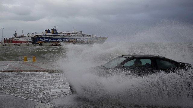 מזג אוויר סוער סערה רוחות ב יוון (צילום: AP)