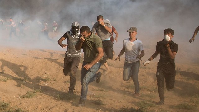מהומות פלסטינים גדר עוטף עזה (צילום: AP)