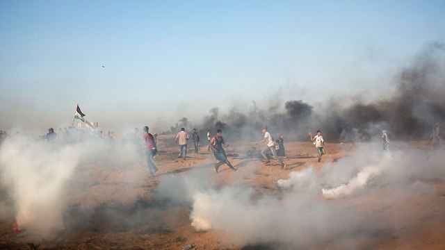 מהומות פלסטינים גדר עוטף עזה (צילום: AP)