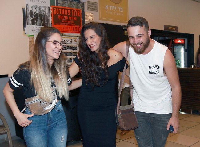 עם הבחור שהביא לנו את "שני משוגעים". מירי מסיקה עם אליה רוסליו ודנה לב (צילום: ענת מוסברג) עם הבחור שהביא לנו את "שני משוגעים". מירי מסיקה עם אליה רוסליו ודנה לב (צילום: ענת מוסברג)