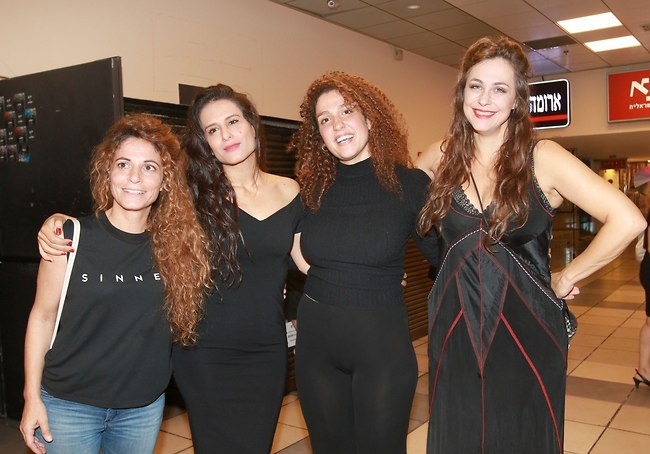 הגיוון שבצבעים. פלס, בל, מסיקה וכרמית גור דבורי (צילום: ענת מוסברג) הגיוון שבצבעים. פלס, בל, מסיקה וכרמית גור דבורי (צילום: ענת מוסברג)