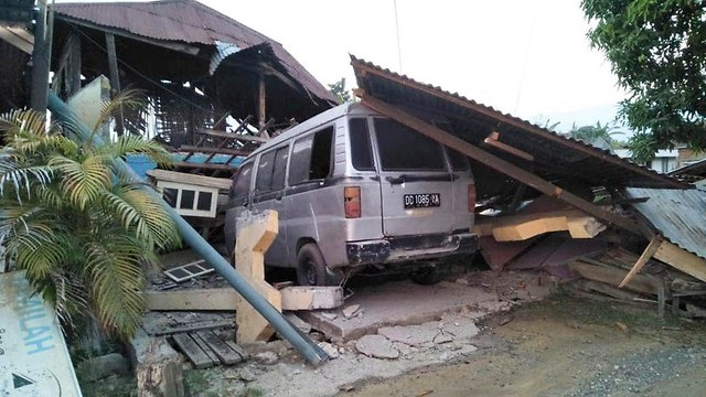 הריסות ונפגעים אחרי רעידת אדמה וצונאמי באינדונזיה (צילום: EPA)