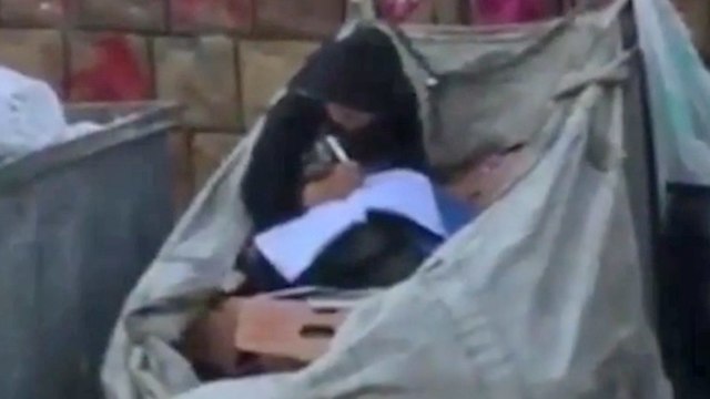 חלימה קומה ילדה סורית לומדת בפח זבל ()