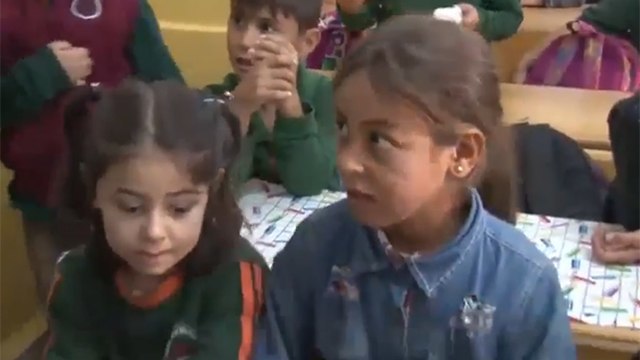 חלימה קומה ילדה סורית לומדת בפח זבל ()