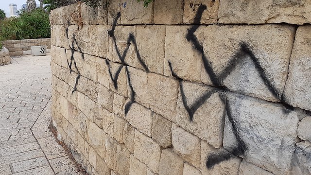 מחיקת צלבי קרס ברחבי תל אביב יפו (צילום: עמית הובר)