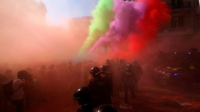 הפגנה אבקת צבע על שוטרים משטרה ב ברצלונה קטלוניה מפגינים בדלנים בעד עצמאות  (צילום: רויטרס)