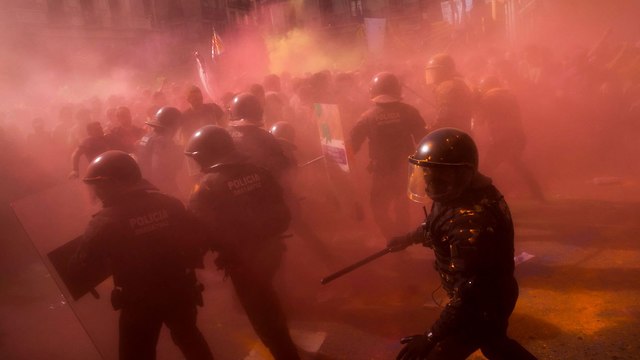 הפגנה אבקת צבע על שוטרים משטרה ב ברצלונה קטלוניה מפגינים בדלנים בעד עצמאות  (צילום: AP)