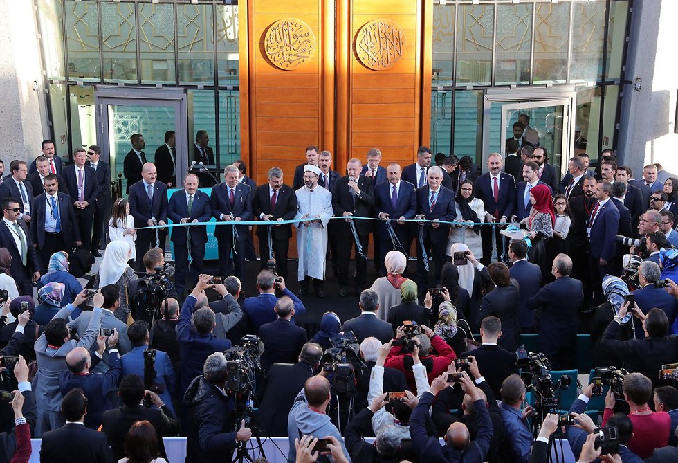 נשיא טורקיה ארדואן חונך את המסגד הגדול ב גרמניה קלן (צילום: רויטרס)