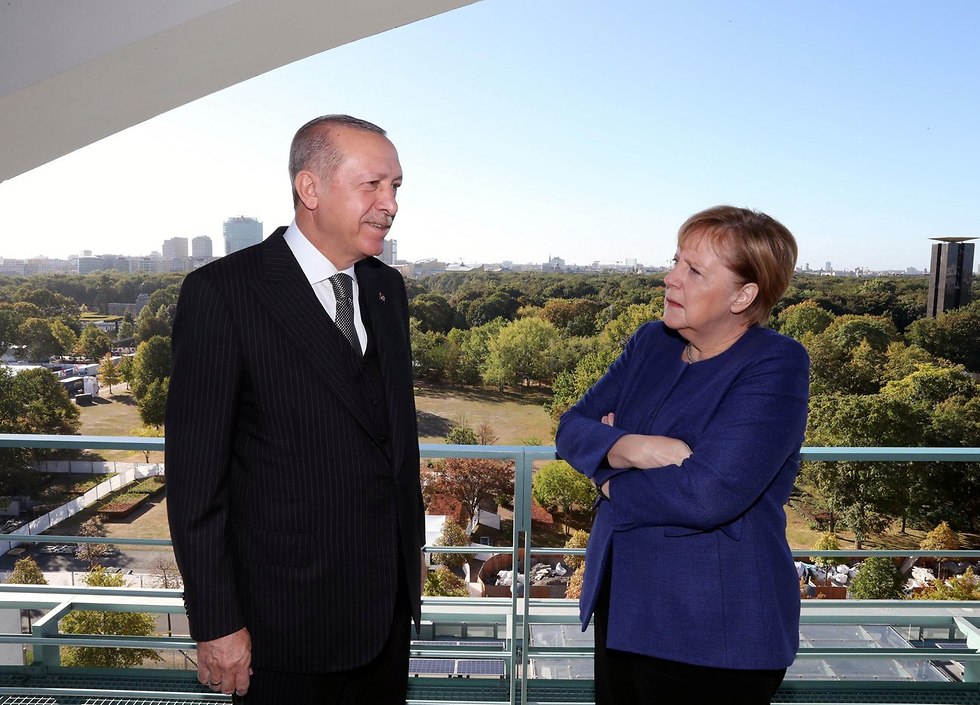 אנגלה מרקל ו רג'פ טאיפ ארדואן נשיא טורקיה פגישה ב גרמניה (צילום: רויטרס)
