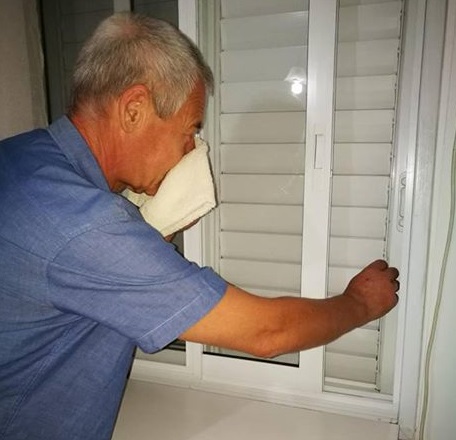 Игорь Звагельский закрывает окна на ночь. Фото из личного архива
