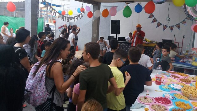 חגיגת יום ההולדת של דורין אמנו (צילום: ג'קי ברבי, מינהל קהילה, עיריית תל אביב)
