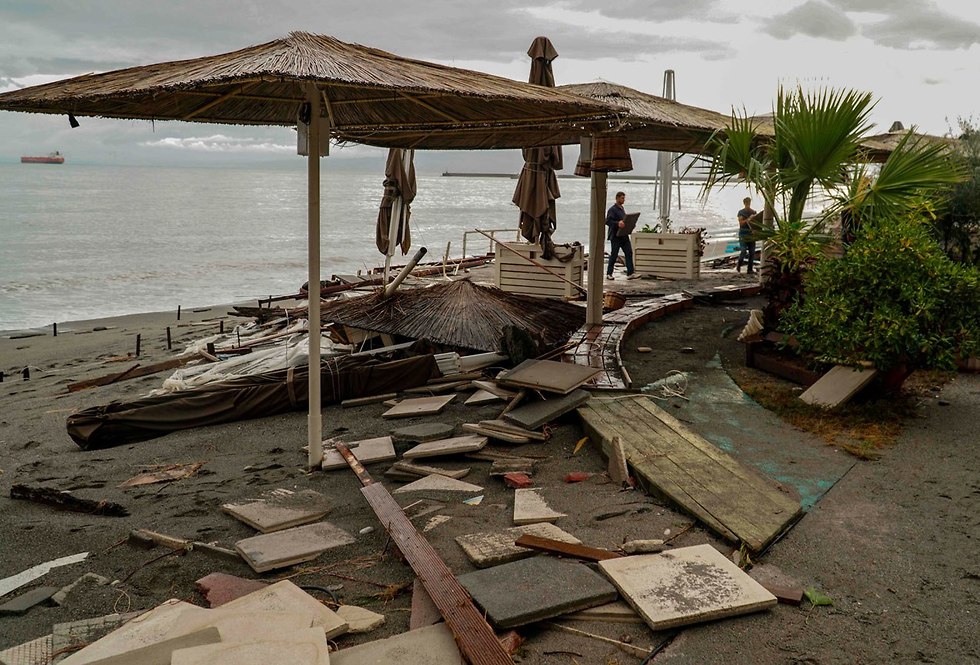 סופה סופת ה ציקלון זורבה מכה בחצי האי פלופונס דרום יוון (צילום: AFP)