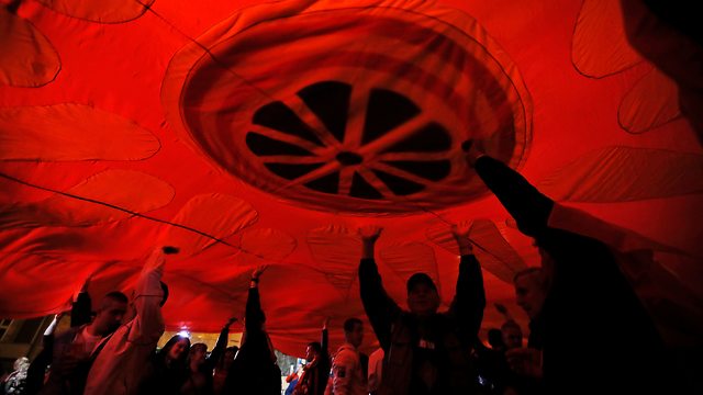 מתנגדי שינוי שמה של מקדוניה חוגגים אחרי משאל העם (צילום: AP)