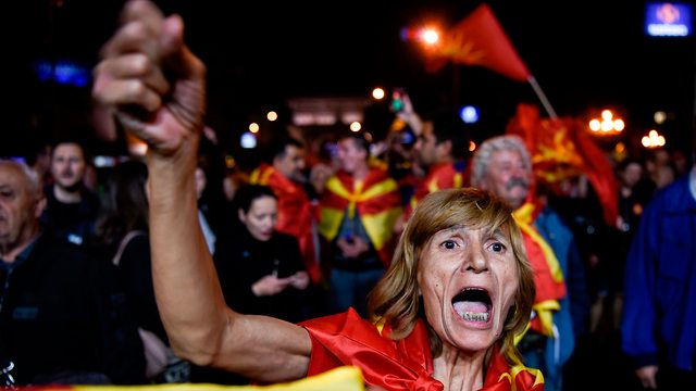 מתנגדי שינוי שמה של מקדוניה חוגגים אחרי משאל העם (צילום: AFP)