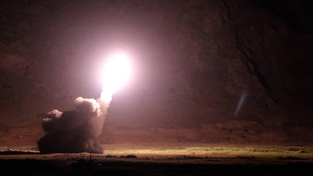 שיגור טילים מאיראן לעבר דאעש בסוריה (צילום: AFP)