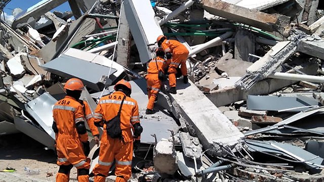 צוותי חילוץ רעידת אדמה צונאמי ב פאלו האי סולוואסי ב אינדונזיה (צילום: EPA)