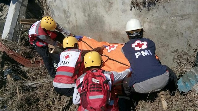 צוותי חילוץ רעידת אדמה צונאמי ב פאלו האי סולוואסי ב אינדונזיה (צילום: רויטרס)
