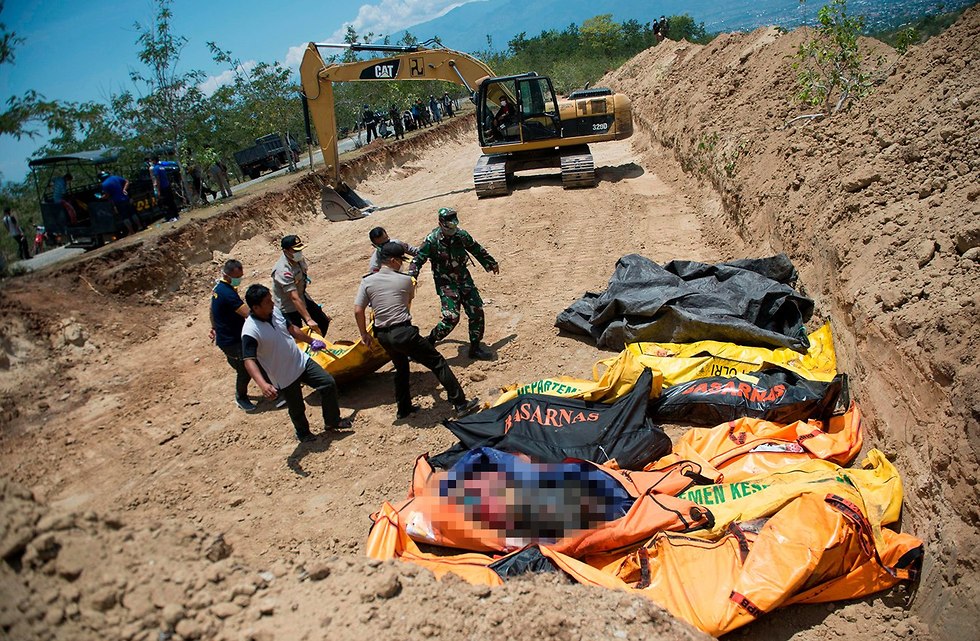 חפירה קבר המוני הרוגים רעידת אדמה אינדונזיה (צילום: AFP)