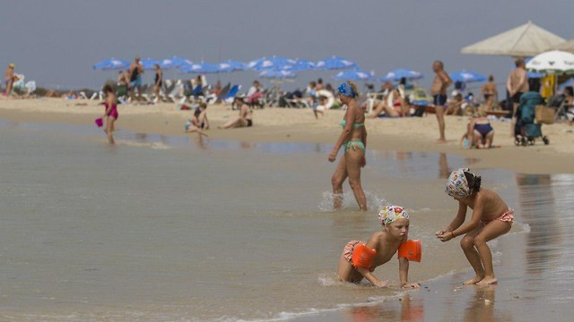 רוחצים בחוף סירונית נתניה (צילום: עידו ארז)