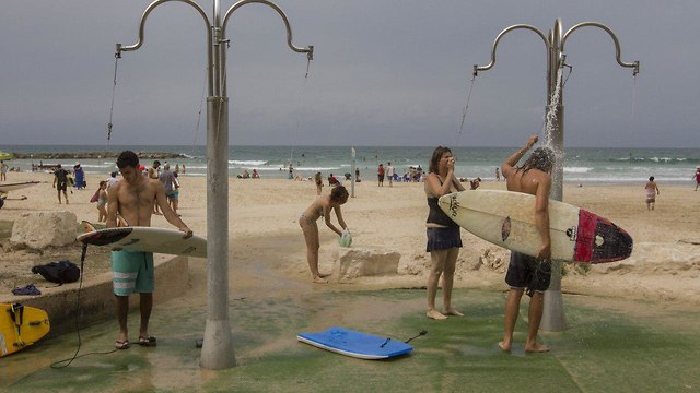 רוחצים בחוף סירונית נתניה (צילום: עידו ארז)