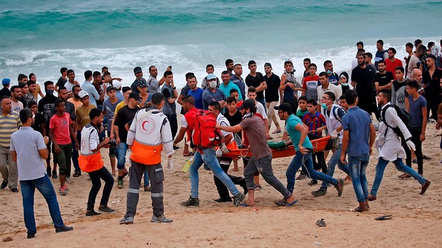 הפרת סדר ימית הפגנה פלסטינים גבול ישראל עם רצועת עזה משט ימי מפגינים פינוי פצוע (צילום: AFP)