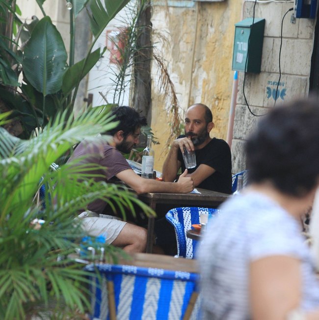 מבט אלינו. רן דנקר ואיתי וייזר (צילום: מוטי לבטון) מבט אלינו. רן דנקר ואיתי וייזר (צילום: מוטי לבטון)