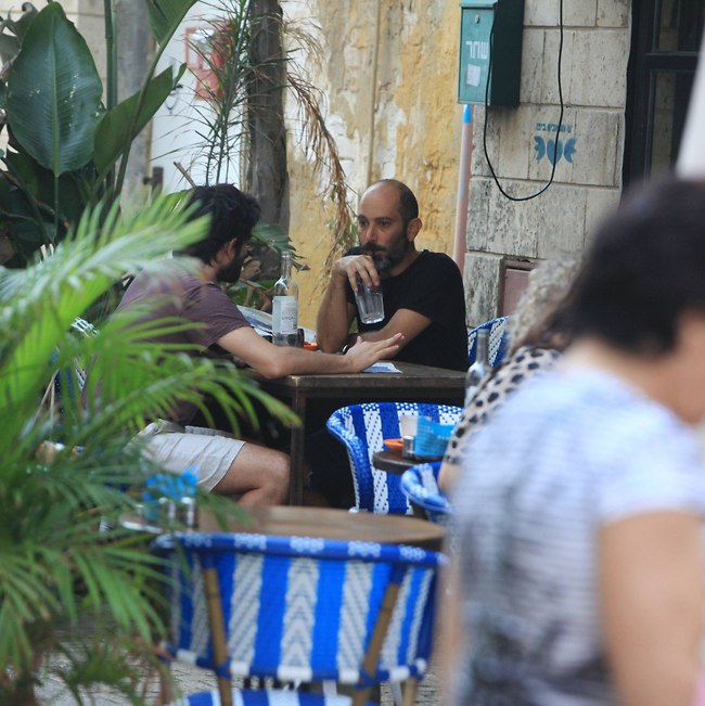 מבט אליו (צילום: מוטי לבטון) מבט אליו (צילום: מוטי לבטון)