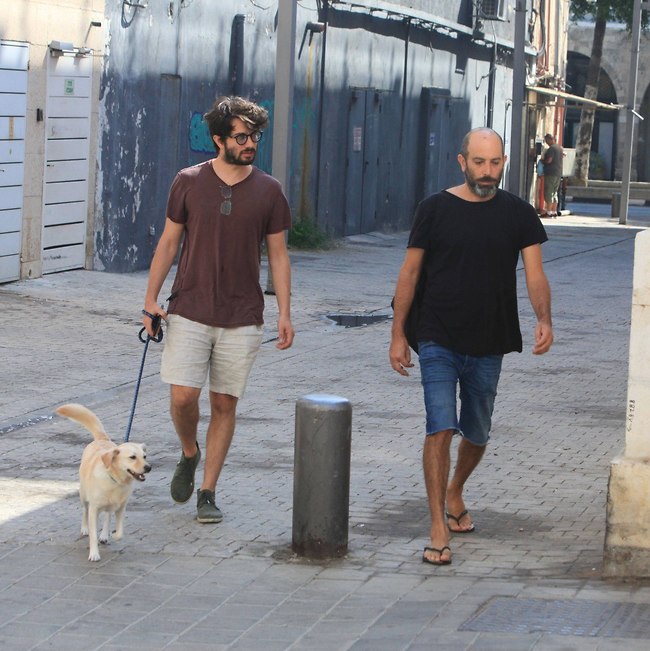 כמו שני משוגעים ביפו (צילום: מוטי לבטון) כמו שני משוגעים ביפו (צילום: מוטי לבטון)