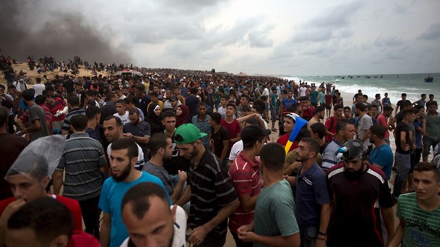 Демонстрация палестинцев на границе сектора Газы. Фото: AP