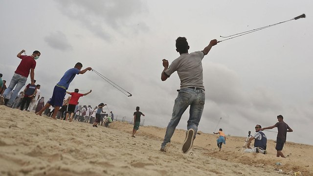 הפרת סדר ימית הפגנה פלסטינים גבול ישראל עם רצועת עזה משט ימי מפגינים פינוי פצוע (צילום: AFP)