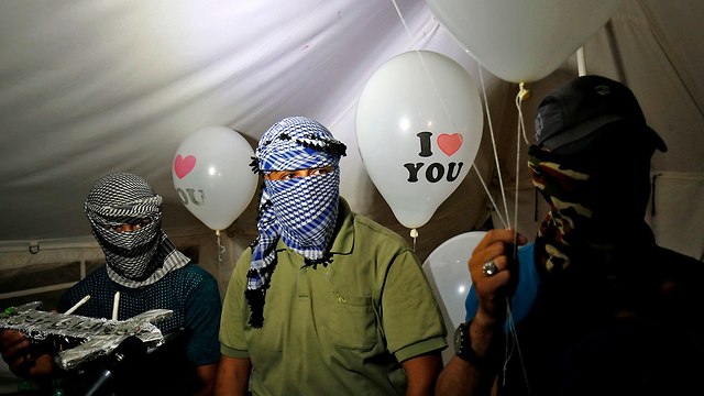 Palestinians preparing incendiary balloons (Photo: AFP)