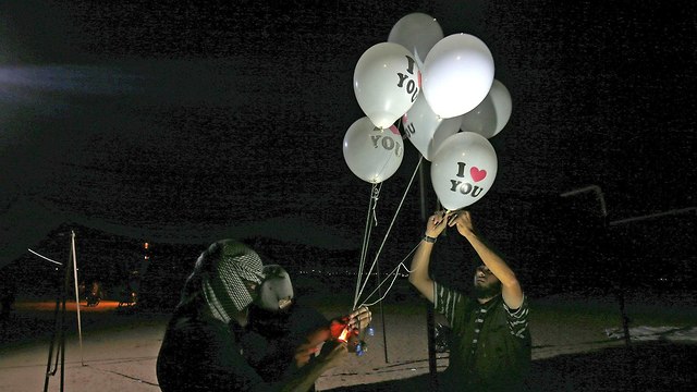Террористы запускают шары-поджигатели. Фото: AFP (Photo: AFP)