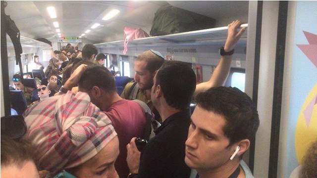 רכבת ישראל רכבות עומס איחורים קרונות עמוסים אחרי החג ל כיון תל אביב (צילום: צילום: עפרה משה-מגל)
