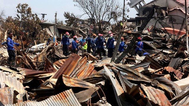 סיוע לאחר רעידת האדמה באינדונזיה (צילום: EPA)