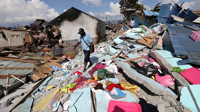 סיוע לאחר רעידת האדמה באינדונזיה (צילום: EPA)