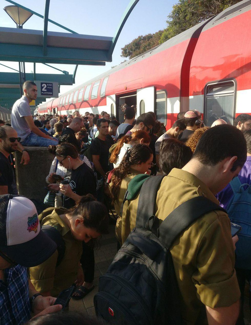 רכבת ישראל רכבות עומס איחורים קרונות עמוסים אחרי החג ל כיון תל אביב ()