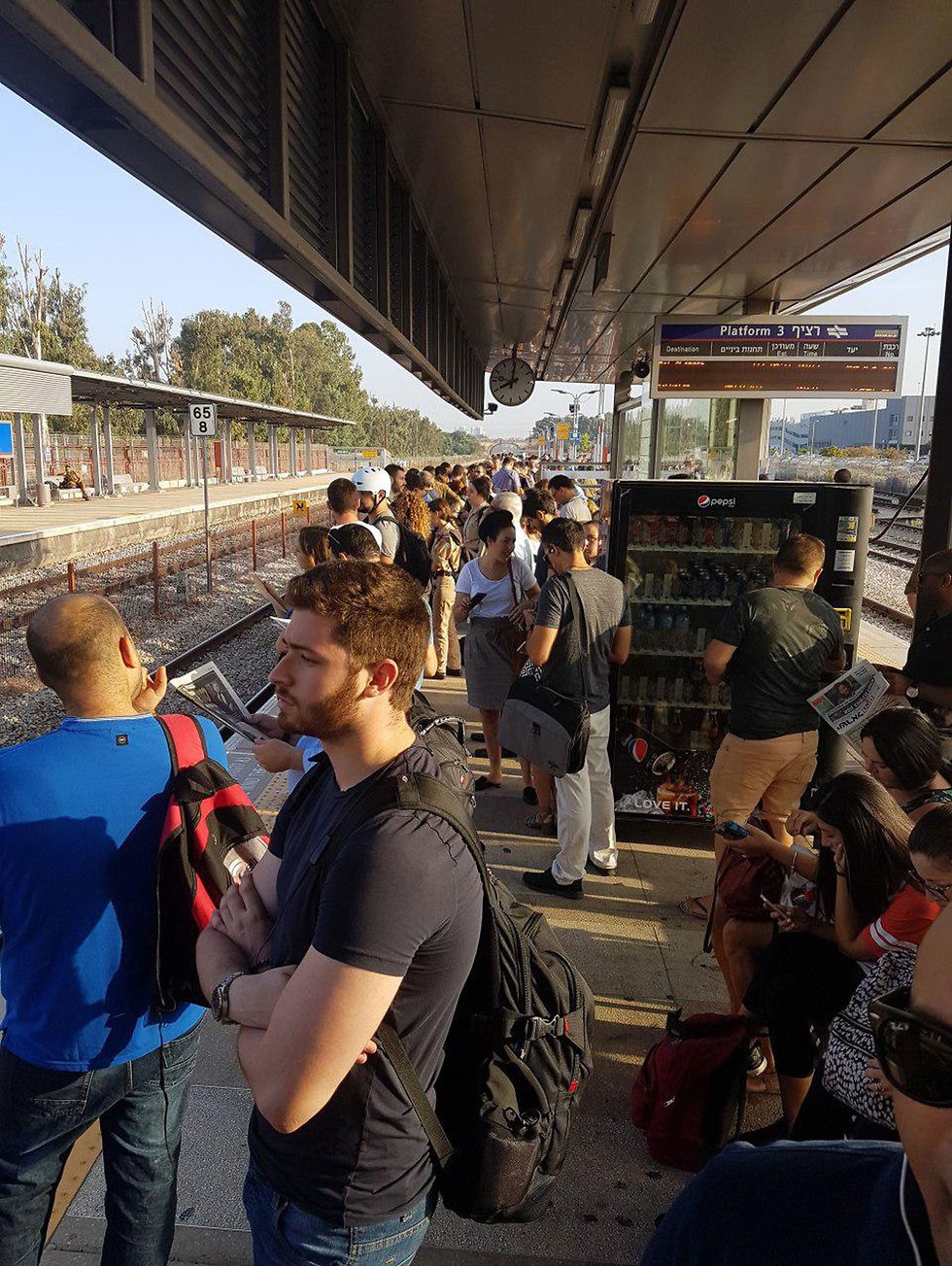 רכבת ישראל רכבות עומס איחורים קרונות עמוסים אחרי החג ל כיון תל אביב (צילום: לולה )