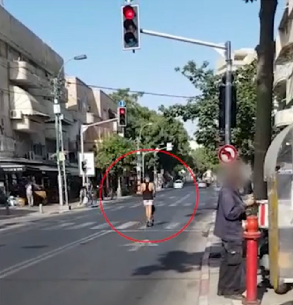 תיעוד אכיפת עבירות תנועה: רוכבי אופניים  חוצים צמתים באור אדום בצורה מסוכנת (צילום: דוברות המשטרה)