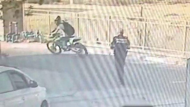 רוכב אופנוע נמלט לשוטר שעיכב לאחר שנסע ללא לוחיות רישוי ובמקרה אחר עבר באור אדום ()